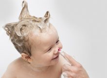 Die Haut von Kindern ist empfindlicher. Beim Haarewaschen sollten Eltern daher auf natürliche Inhaltsstoffe achten