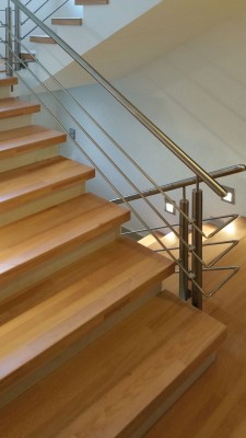 Treppenrenovierung mit FLEXISTEP, Stufenbeläge aus echtem Holz (© Fa. Isfort Holzhandels GmbH)