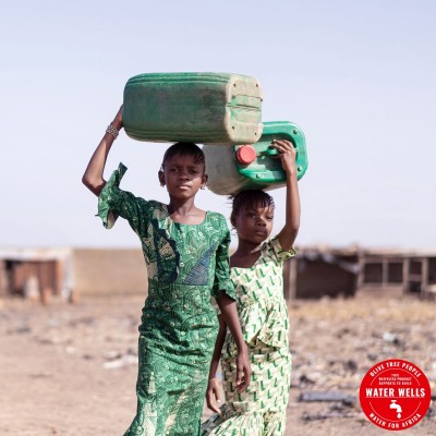 Kinder in Afrika transportieren Wasser