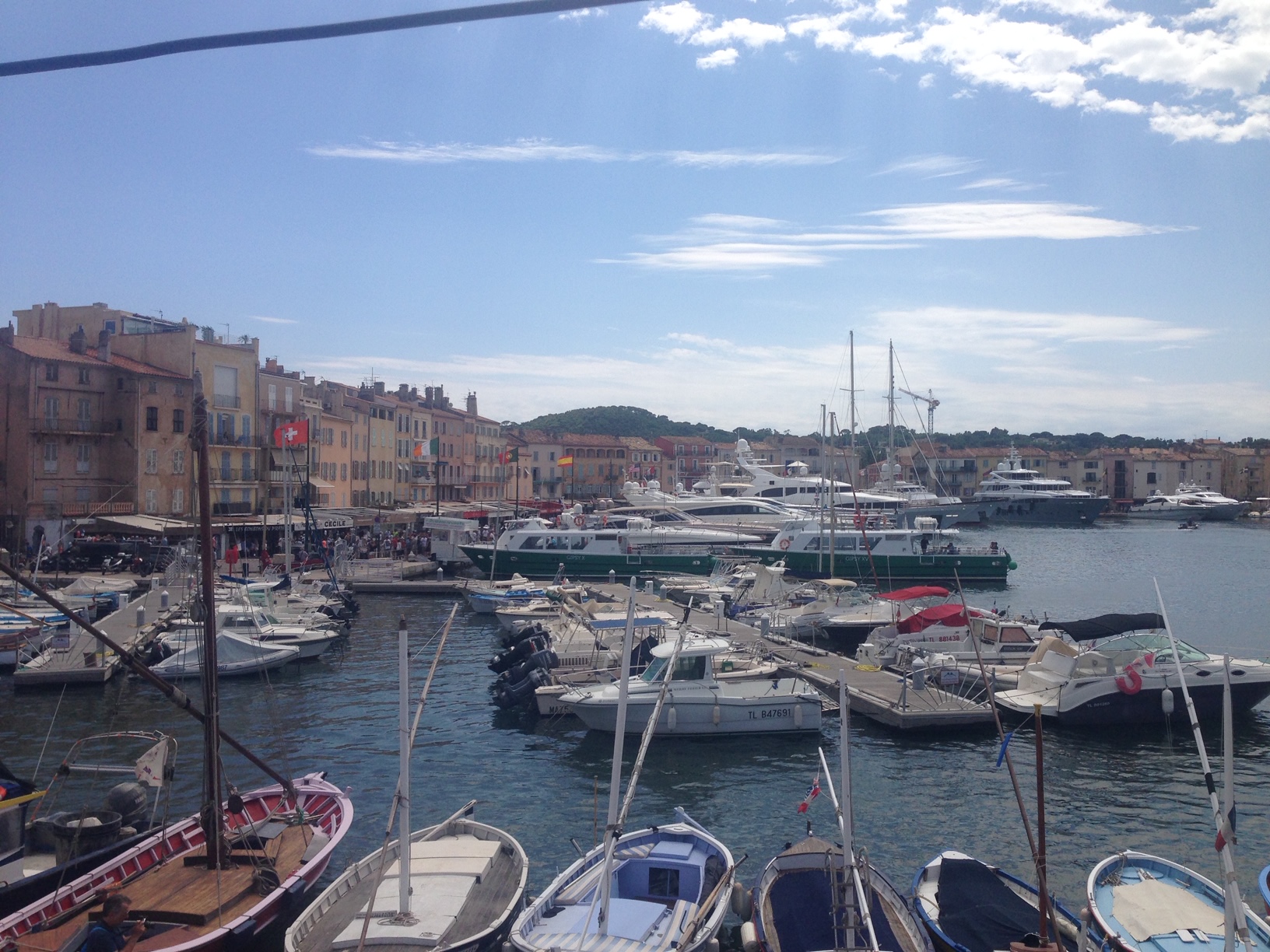 Blick über den Hafen und die Altstadt von St. Tropez