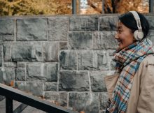 Frau mit Kopfhöhrern