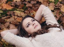 junge Frau in Blättern