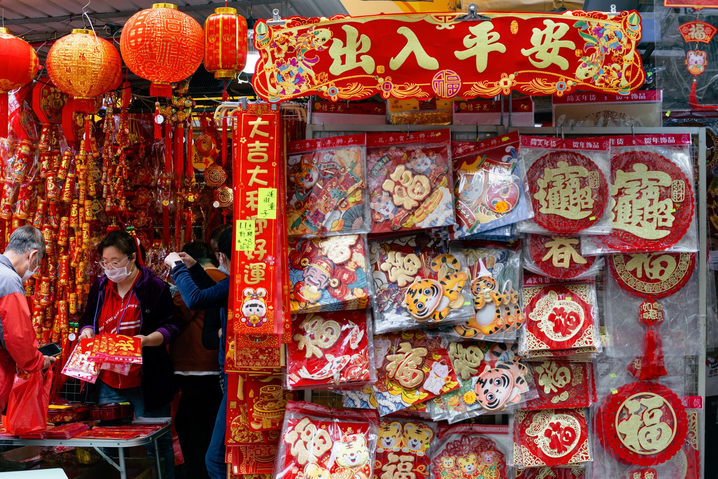 Rote Laternen und Fai Chun sind beliebte Dekoartikel zum chinesischen Neujahr