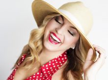 Lachende Frau mit Hut