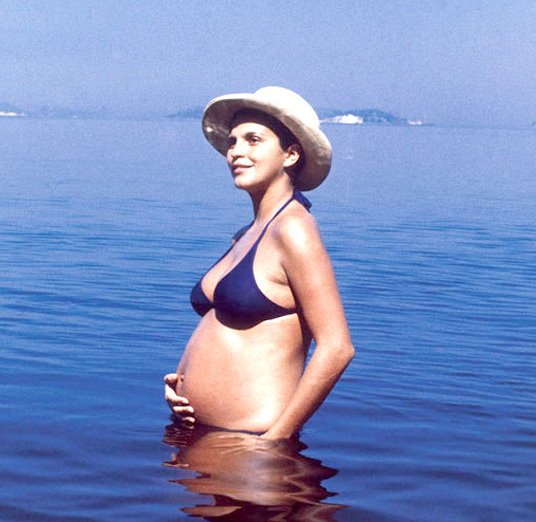 Leila Diniz mit Babybauch am Strand
