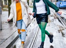 Zwei Frauen laufen in der Stadt