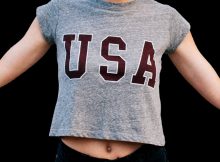 Girl mit USA-Shirt