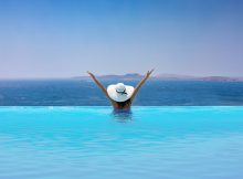 Frau im Infinity-Pool