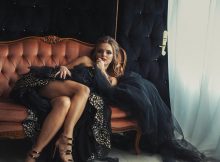 Frau im Kleid auf Sofa