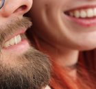 Mann und Frau mit schönen Zähnen