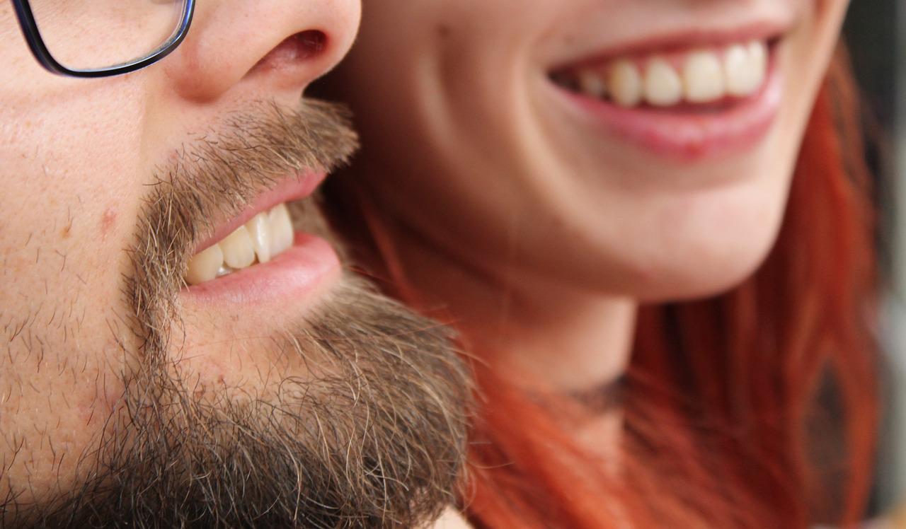 Mann und Frau mit schönen Zähnen