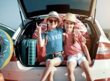 Kinder mit Gepäck im Kofferraum