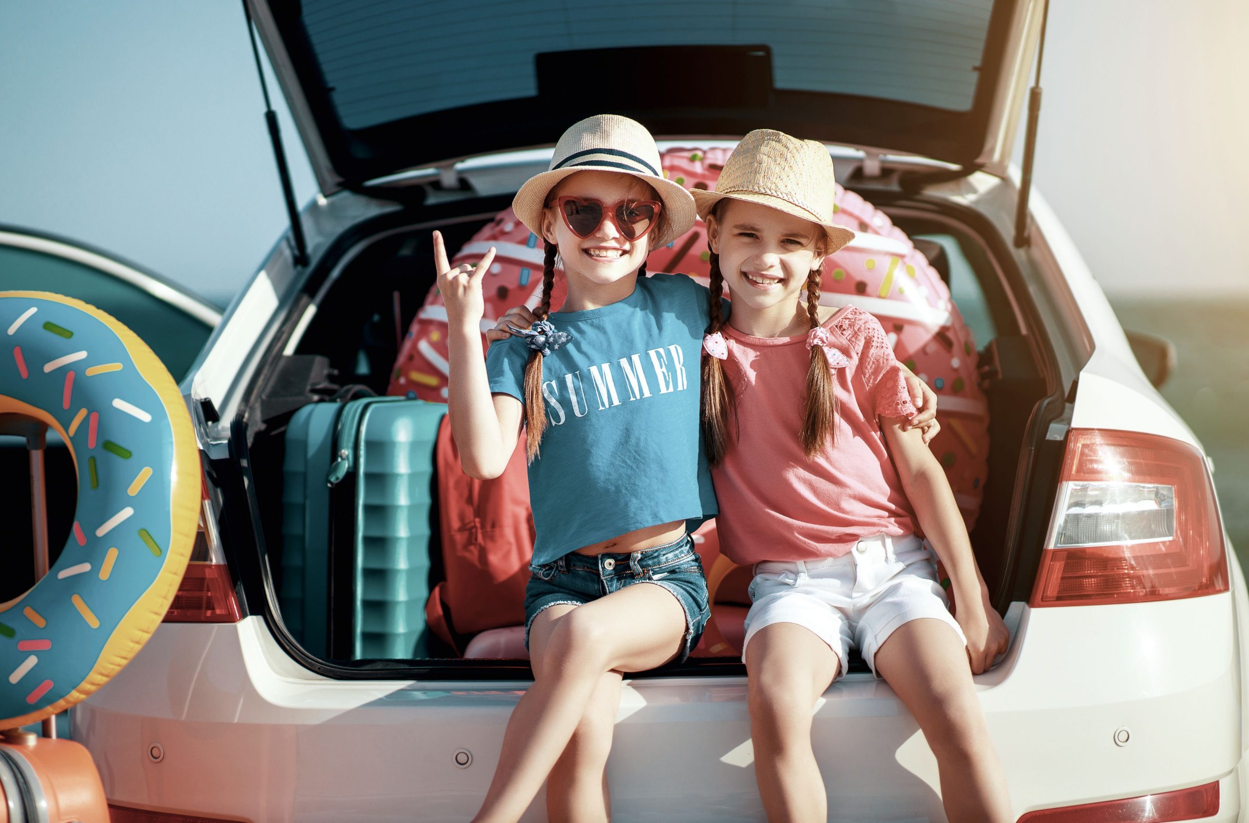 Kinder mit Gepäck im Kofferraum