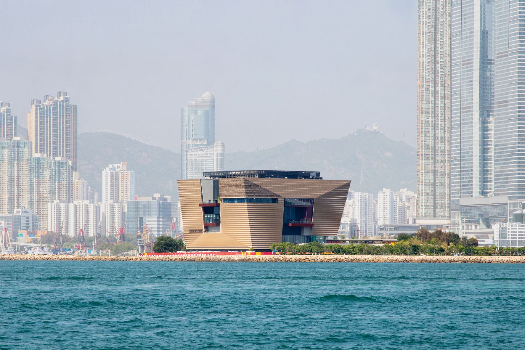 Hong Kong Palace Museum an der Uferpromenade von West Kowloon