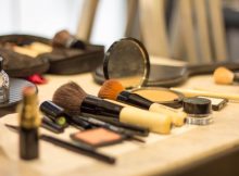 Make-up auf dem Tisch