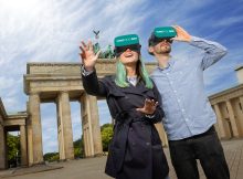 Paar mit VR-Brille vor dem Brandenburger Tor