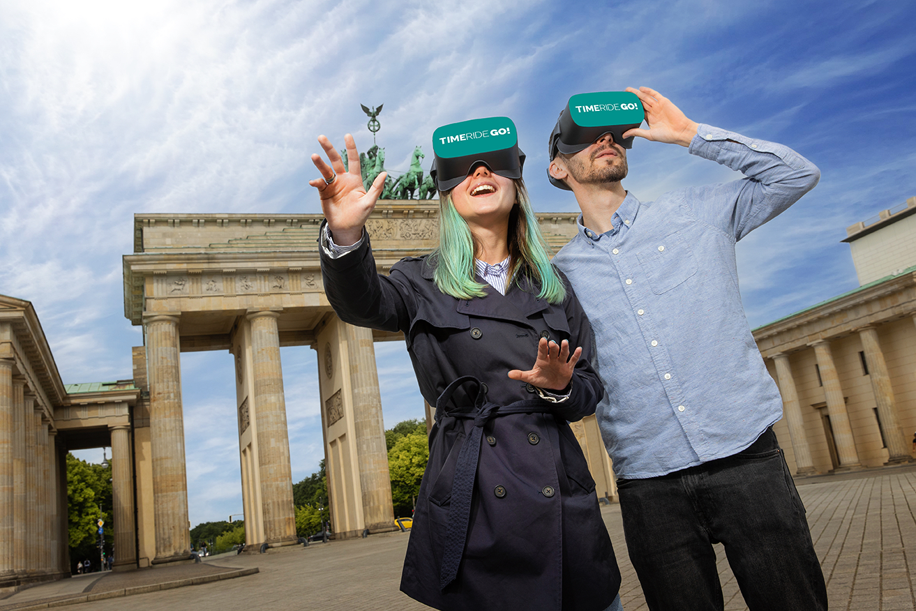 Paar mit VR-Brille vor dem Brandenburger Tor