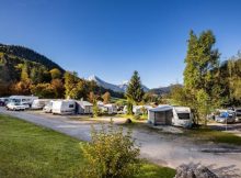 Campingplatz mit Wohnmobilen