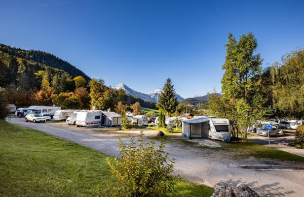 Campingplatz mit Wohnmobilen