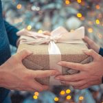 Sieben super Geschenkideen für eine Frau zu Silvester 2023