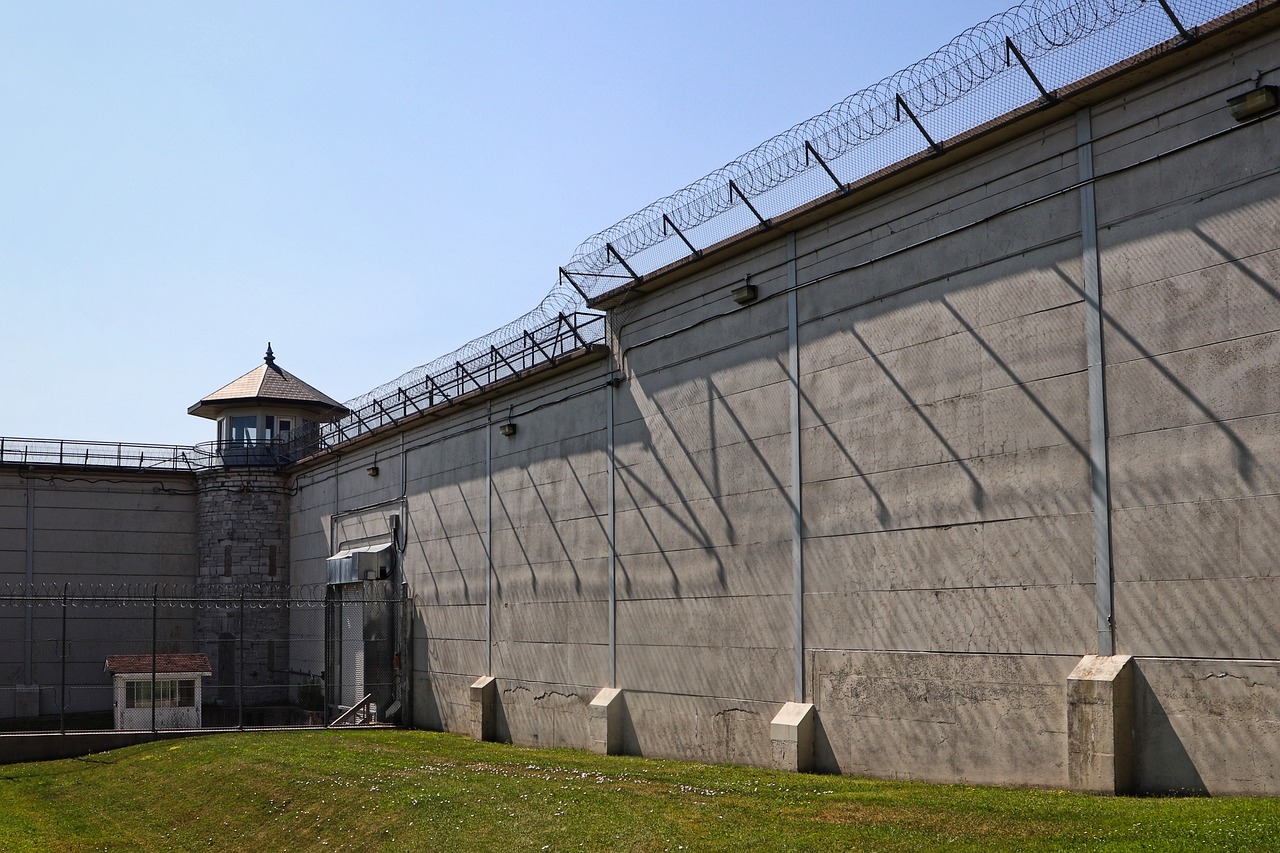 Gefängnismauer