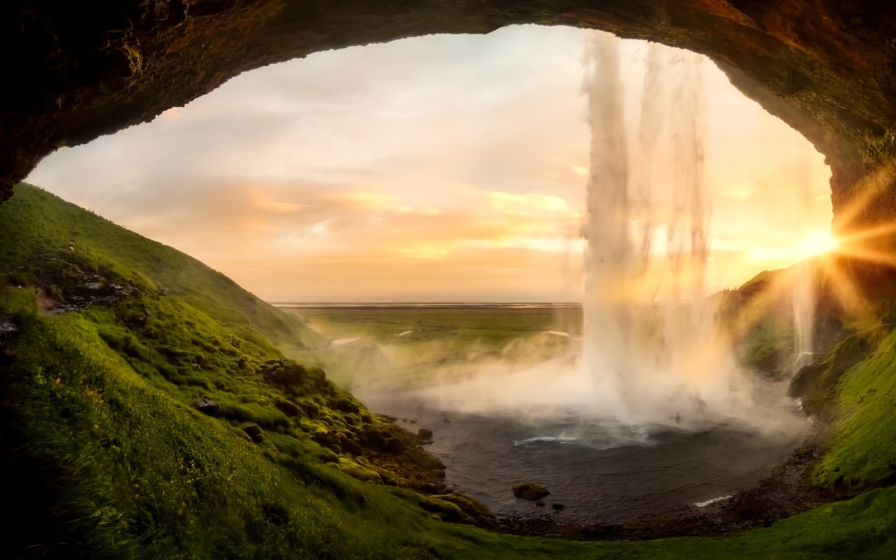 Island mit Wasserfall