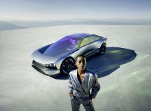 Frau und Auto Peugeot Inception Concept