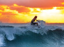 Surfen im Sonnenuntergang