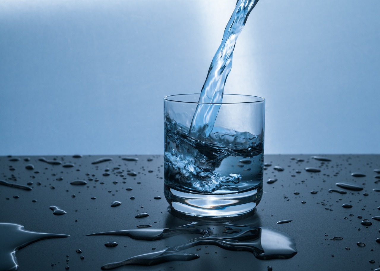 Wasserstrahl ins Wasserglas