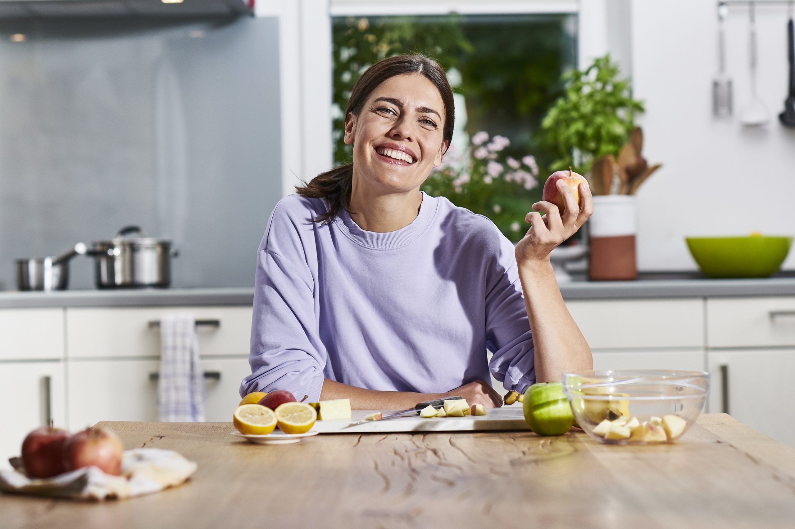 Frau am Tisch mit Obst und Gemüse