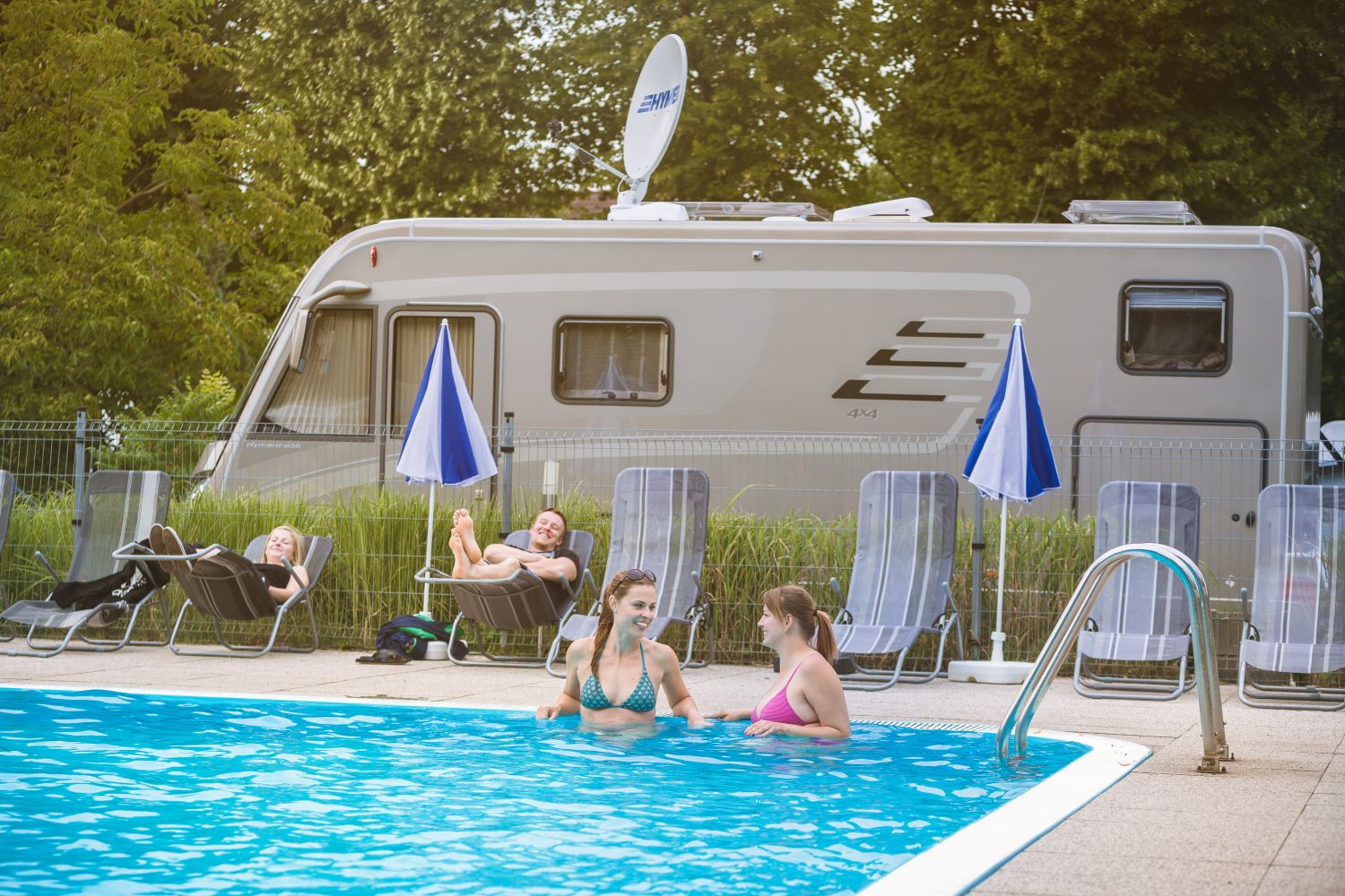 Frauen im Pool