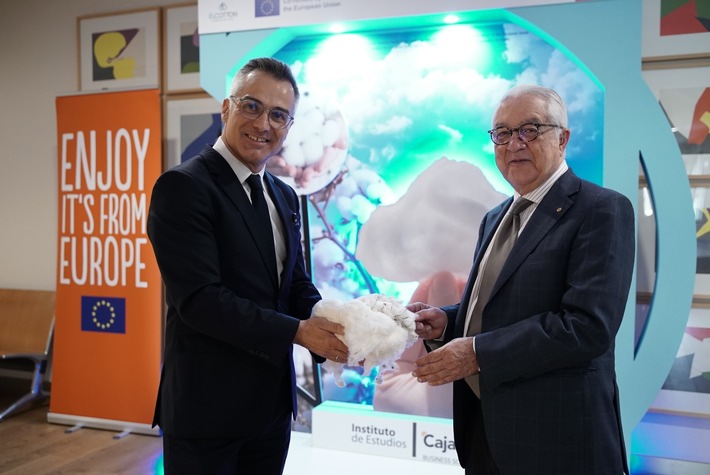 EUCOTTON präsentiert sich mit einem großen Event in Sevilla | modelvita.com Antonios Siarkos, Präsident des Europäischen Rechnungshofs (links), und Dimas Rizzo, Vizepräsident, in der Cajasol-Stiftung in Sevilla