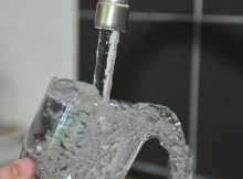 Wasserhahn füllt Glas
