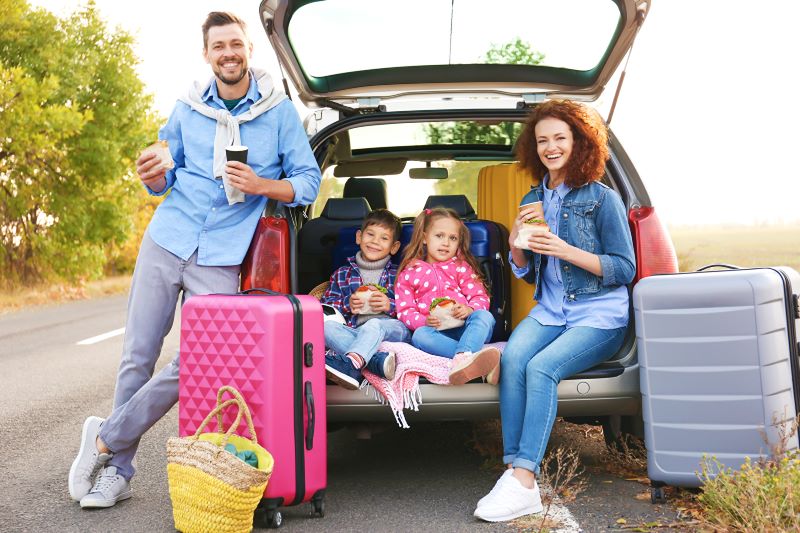 Familie mit Auto abfahrbereit