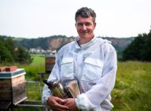 Rico Heinzig bei seinen Bienen