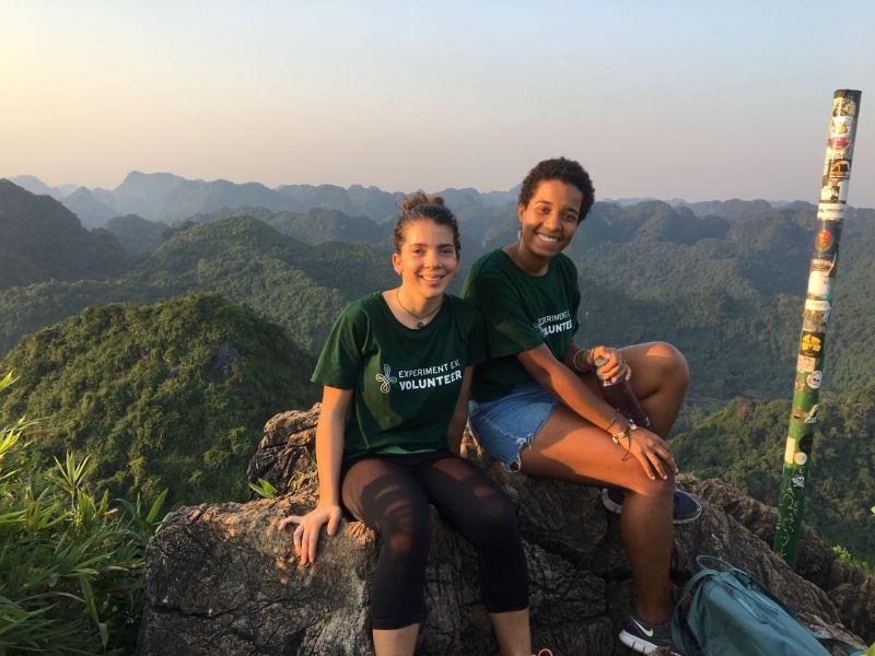 Junge Menschen auf Berg in Vietnam