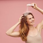Wie man den Haarwaschtag hinauszögern kann – Trockenshampoo als Retter in der Not