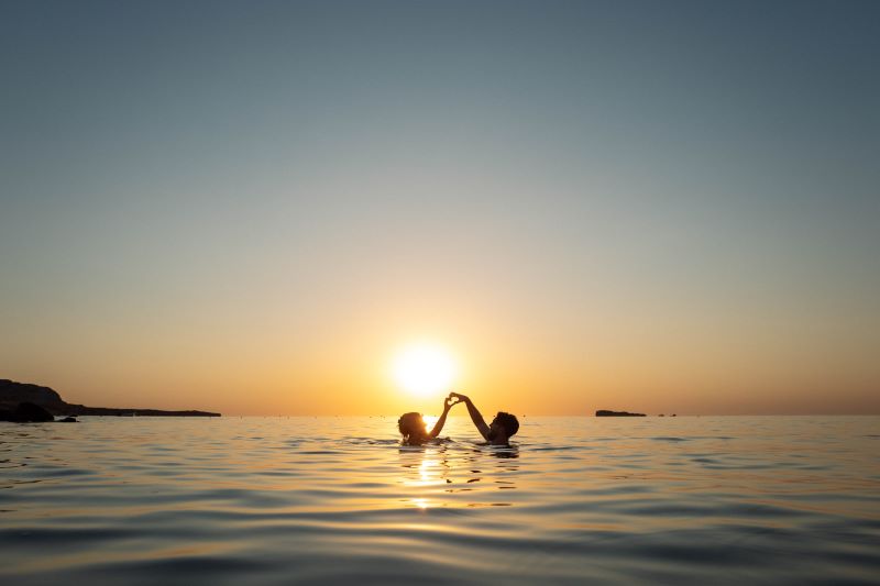 Schwimmen im Meer Sonnenuntergang