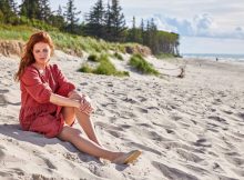 Fraus sitzt im Sand