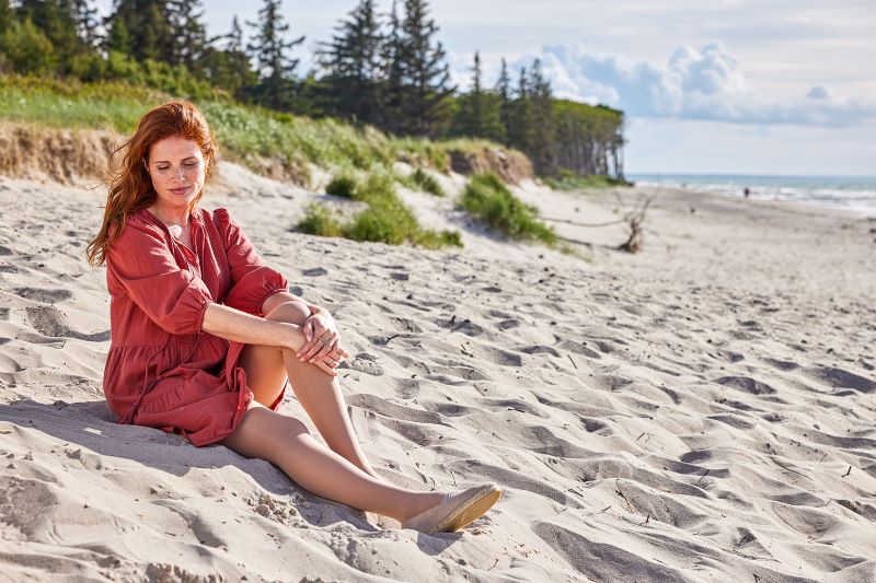 Fraus sitzt im Sand