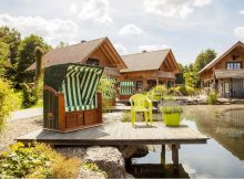 Blick auf die exklusiven Holzhäuser des Naturresorts Landgasthof Hessenmühle