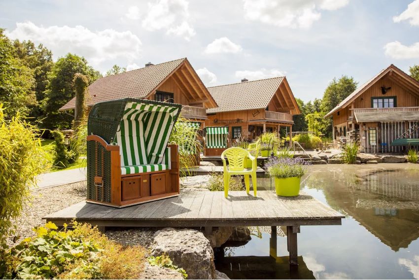 Blick auf die exklusiven Holzhäuser des Naturresorts Landgasthof Hessenmühle