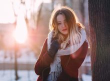 Frau mit Schal und Mantel im Winter