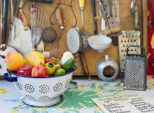 Alte Küchenutensilien und Gemüseschüssel