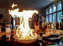 Pfanne brennt in der Küche