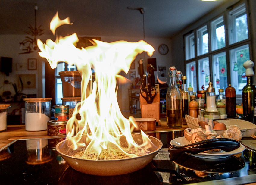 Pfanne brennt in der Küche