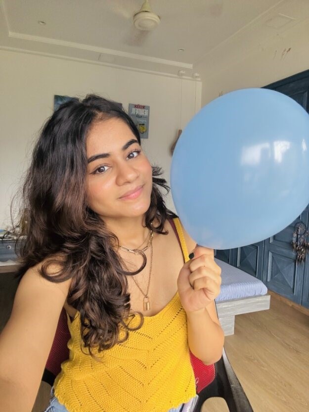 Mädchen mit blauem Luftballon