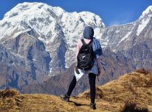 Wanderer vor dem Himalaya-Massiv