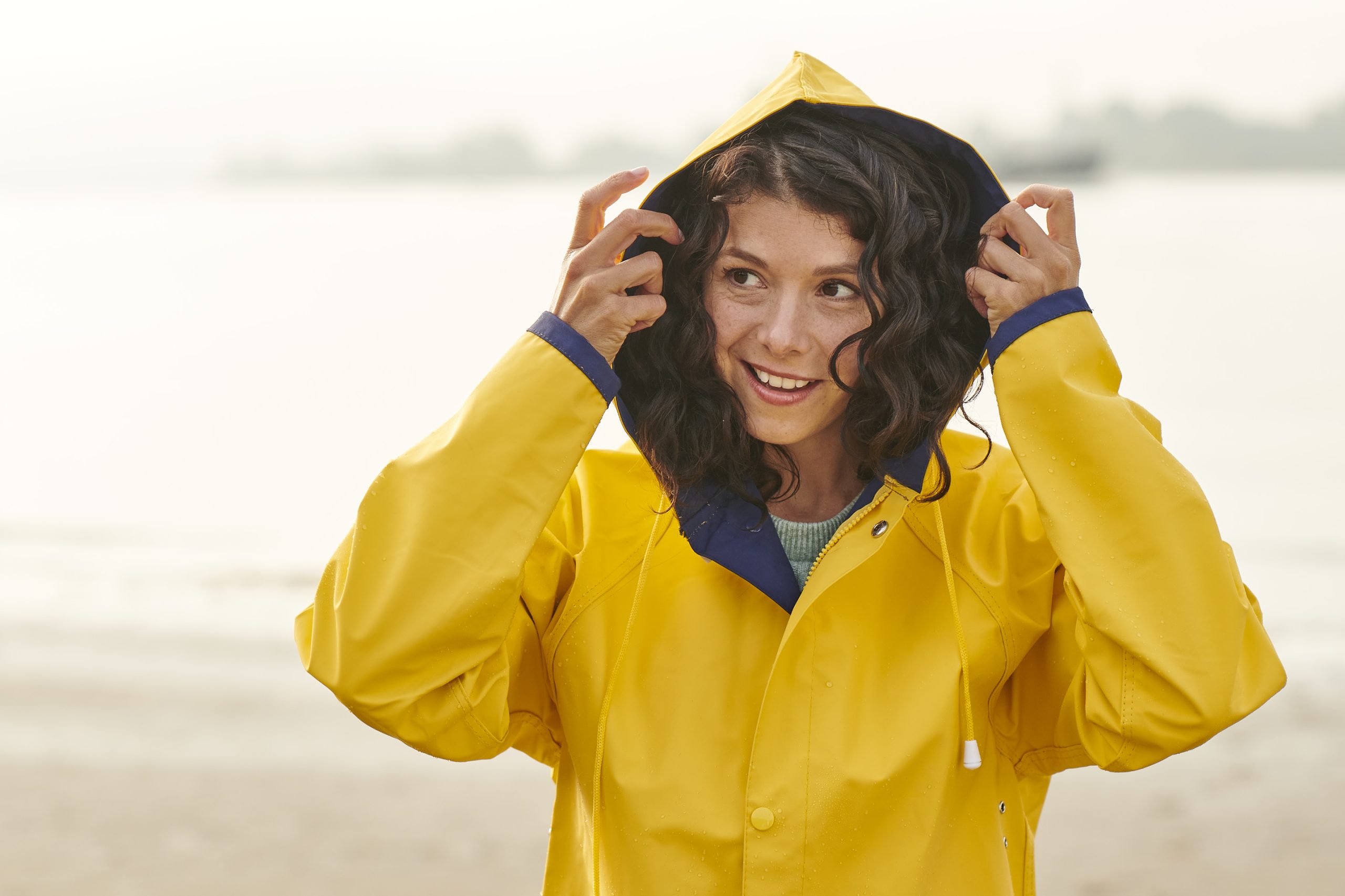 Frau mit Regencape