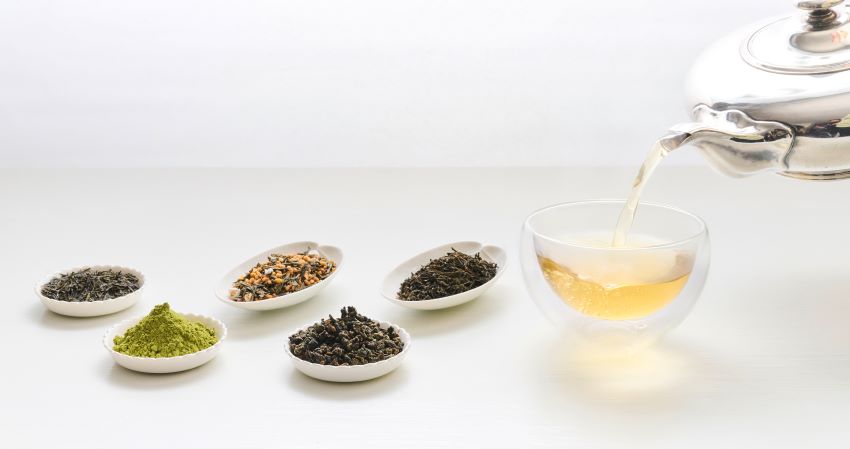 Tee in Schälchen und Teekanne